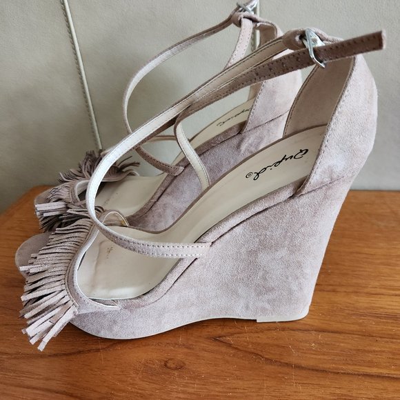 Women's Faux Suede wedges, beige, Size 8.5 EUC - Picture 2 of 3